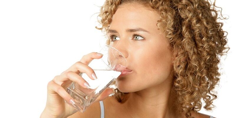 На диета за пиење, мора да консумирате 1, 5 литри прочистена вода, покрај други течности