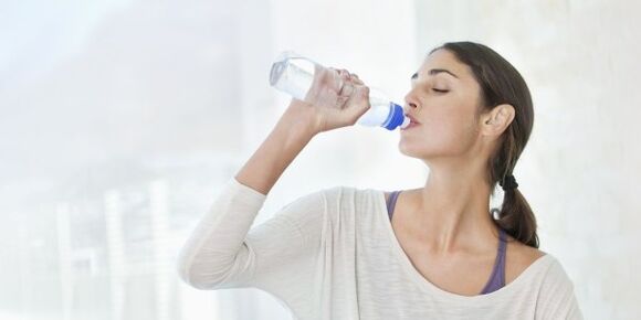 За брзо слабеење, треба да пиете најмалку 2 литри вода дневно. 