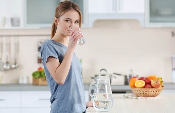 Пиење вода пред јадење за слабеење на мрзлива диета